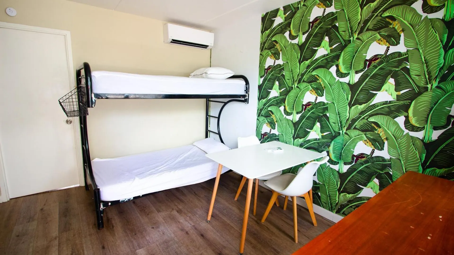 Waikiki Beachside Hostel Honolulu