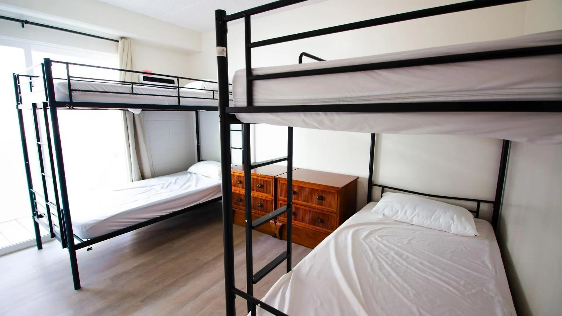 Waikiki Beachside Hostel Honolulu